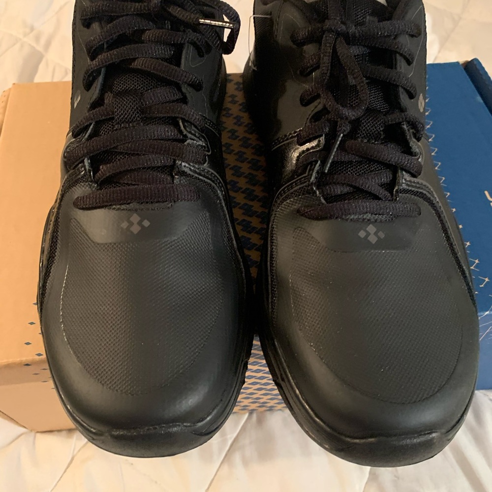 LADIES BLACK ATHLETIC SNEAKER.